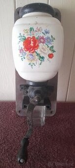 STAROŽITNÝ RUČNÍ MLÝNEK NA KÁVU NA ZEĎ K. PORCELÁN ČESKOSLOV