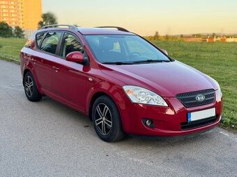 Kia Ceed 1.4i Combi / 96700km / tažné / dvě sady kol / klima