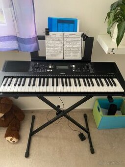Piano Yamaha se stojanem