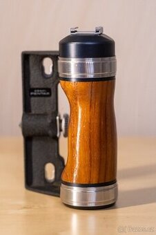 Rukojeť Pentax 6×7 / 67 – originální dřevěný grip
