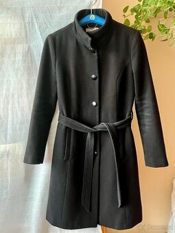 Dámský černý kabát s páskem