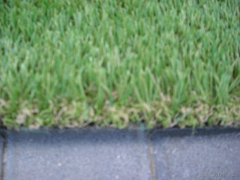 Umělý travní koberec.