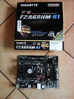 Základní deska s procesorem a operační pamětí