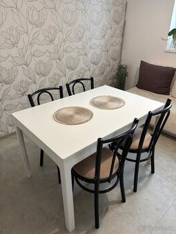 Rozkládací jídelní stůl