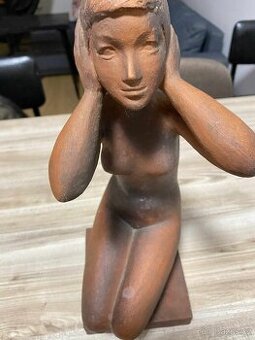 Stylizovaná keramická soška – žena s rukama na uších