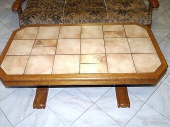 konferenční stolek s dlažbou