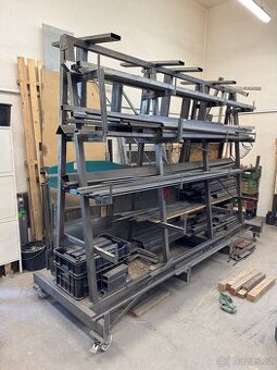 Pojízdný regál na kovový materiál