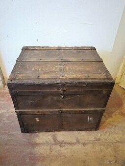 Zajímavá starožitná industriální truhla 