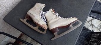 Staré dámské brusle