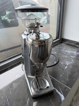 Profesionální mlýnek na kávu Quamar M80E