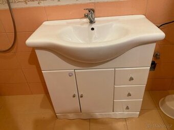 Koupelnová skříňka s umyvadlem bez baterie