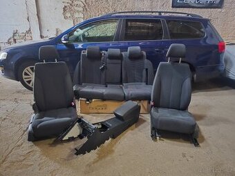 Sedačky, tapce a středový tunel s loketní opěrkou. Passat B6