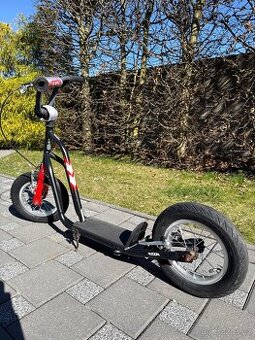 Koloběžka WOOZM – nafukovací kola, ruční brzda, dobrý stav