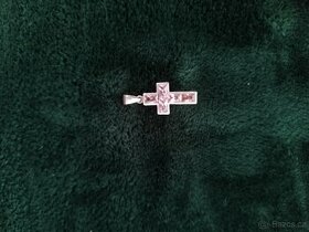 Prodám stříbrný  křížek s růžov.krystaly Swarovski PC 699,-č - 1