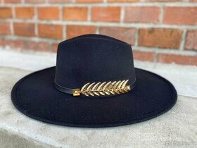 Černý klobouk s ozdobou