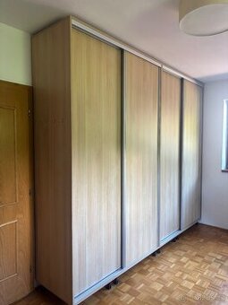 Prodám 3 šatní vestavěné skříně - výborný stav