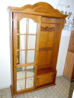 rustikální předsíňová stěna se zrcadlem