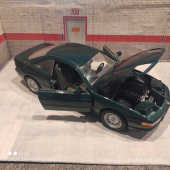 BMW 850 vyklápěcí světla 1:18 road tought