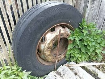 pneu z kamionu s diskem - ne na auto - za odvoz
