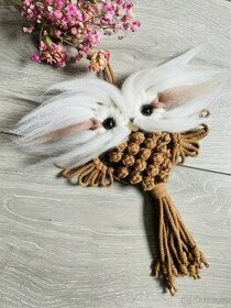 Macramé sovička s ovčím rounem - závěsná dekorace