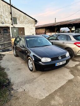 VW Golf 1.6 74kw benzín