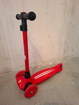 Prodám - Dětskou tříkolovou koloběžku Ferrari