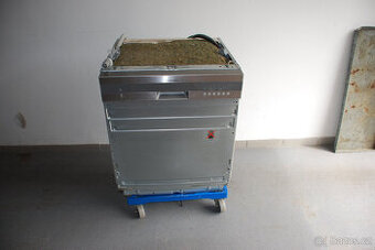 Vestavná myčka ELECTROLUX.