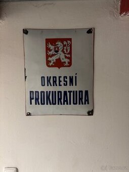 Smaltovaná cedule OKRESNÍ PROKURATURA