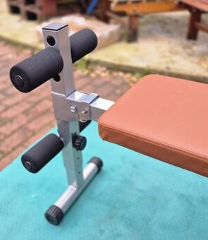 Posilovací lavice, nastavitelná s fixací nohou