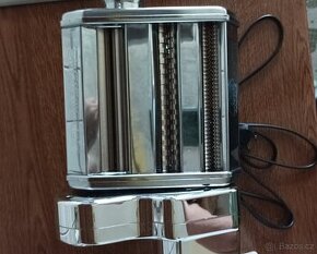 Přístroj na rozválení těsta