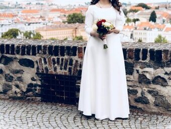 Bílé dlouhé šaty s 3/4 rukávem a korzetovým šněrováním