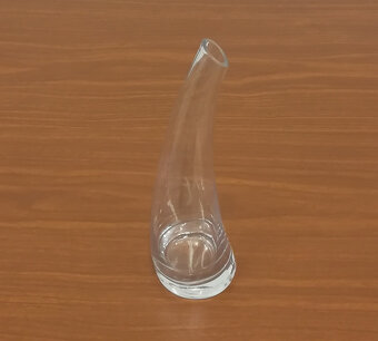 Elegantní váza na jeden květ