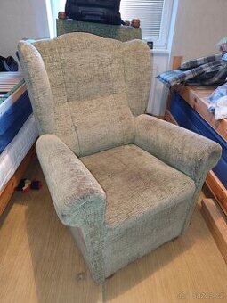 Zelené křeslo typu ušák