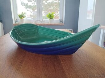 MODERNÍ KAMENINOVÁ MÍSA VE TVARU LODI APOLIA BRETAGNE