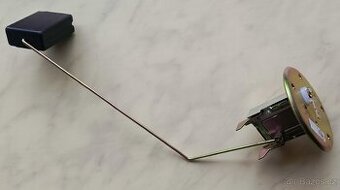 Plovák Suzuki Samurai.