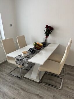 Jídelní stůl + 4 židle + potahy