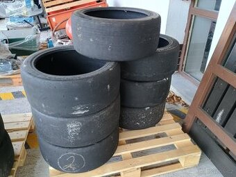 Závodní pneu slick Dunlop 235/640R18