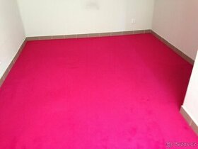 Měkký zátěžový koberec růžový - cca 13,9m2