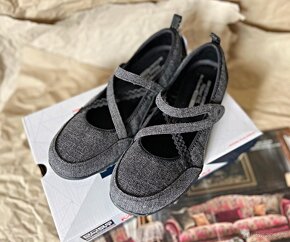 Dámské Dívčí Sportovní Boty Balerínky SKECHERS BREATHE EASY