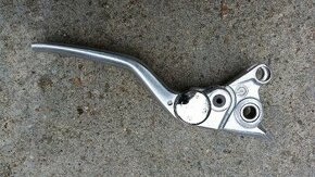 Husqvarna. Brzdovou zkrácenou páčku Brembo.