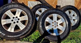 Letní pneu Nokian 265/65/17 plus Alu kola originál Nissan