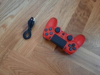 Červený PS4 ovladač