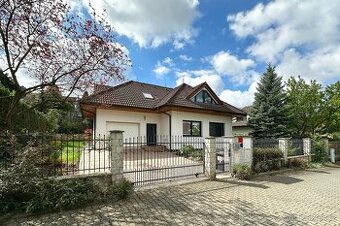 Pronájem_RD Dolní Chabry 5+kk, zahrada, garáž+venkovní park.