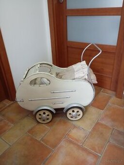 Starý kočárek pro panenku