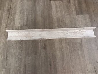 IKEA police na obrazy