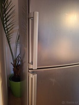 Kombinovaná chladnička s mrazákem.