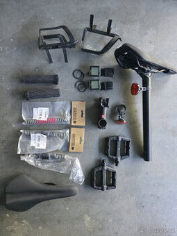 Prodám levně cyklo doplňky - helma, blikačka, stojan, duše..