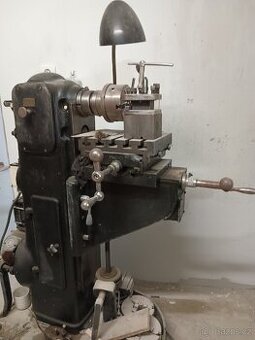 Historický soustruh kombinovaný s frézou.