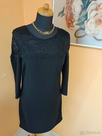 Elastické šaty s krajkovou vsadkou.
