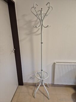 Bílý šatní stojanový věšák.